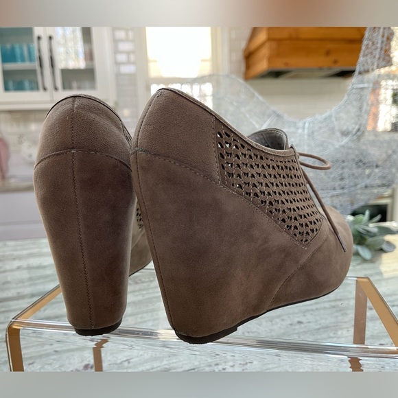 Fergalicious Dade Wedge Suede Platform Bootie size 9.5 - Picture 4 of 8